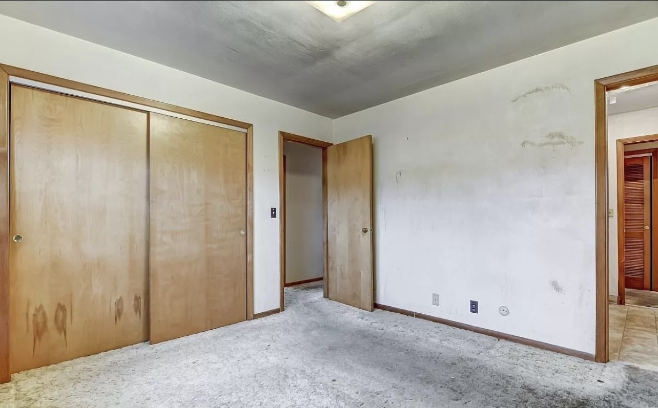 Blackhawk master bedroom before renovation